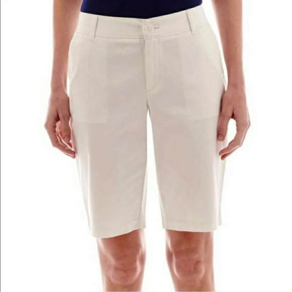 NWT Liz Claiborne Shorts Liz Claiborne White Classic Chino Bermuda Shorts 12. - Picture 1 of 12